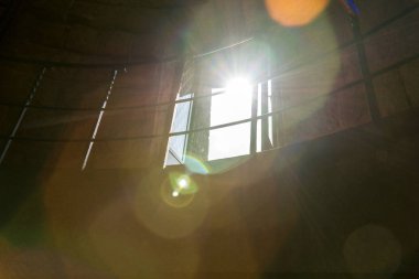 Eski bir kale camdan güneş ışığı parlıyor