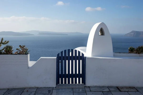 サントリーニ島の地中海が見渡せる青いドア — ストック写真