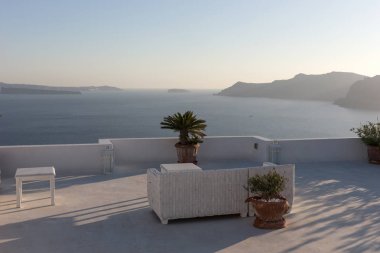 Günbatımı Akdeniz, Santorini Adası manzaralı Teras