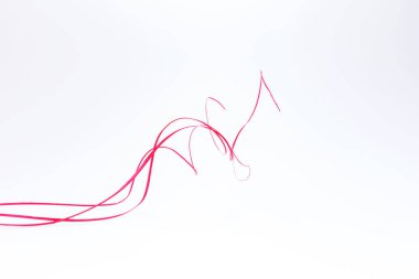 İzole kırmızı iş parçacıkları ve bir yazıt yer