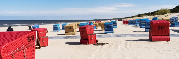 Sillas Playa Rojas Día Soleado Mar Báltico — Foto de Stock