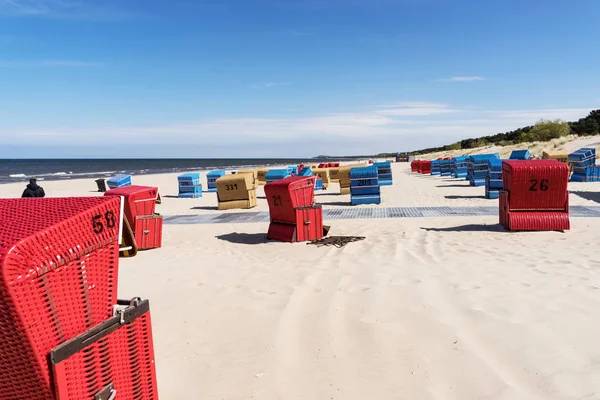 Sillas Playa Rojas Día Soleado Mar Báltico — Foto de Stock