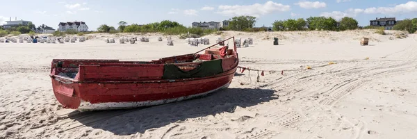 Παλιό Ξύλινο Αλιευτικό Σκάφος Στην Παραλία Της Βαλτικής Θάλασσας — Φωτογραφία Αρχείου
