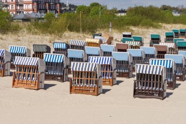 Birçok plaj sandalye güneşli bir günde Baltık Denizi