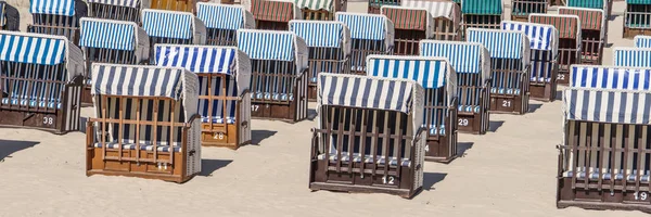 Birçok Plaj Sandalye Güneşli Bir Günde Baltık Denizi — Stok fotoğraf