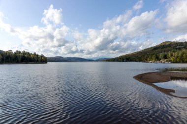 Mont-Tremblant köyündeki Lac Tremblant manzarası. Quebec 'te. Kanada