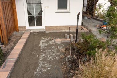 Evin önündeki giriş alanı için kaldırım hazırlığı.