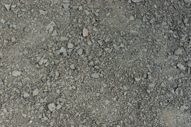Yol yapımında yer altı için koyu gri çakıl taşları