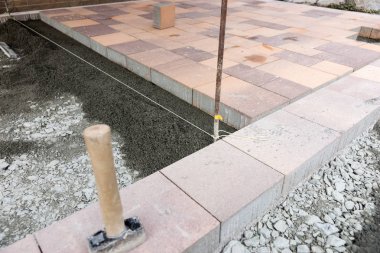 İnşaat çalışmaları başladı. İnşaat alanında yeni kaldırım taşları ve çekiç