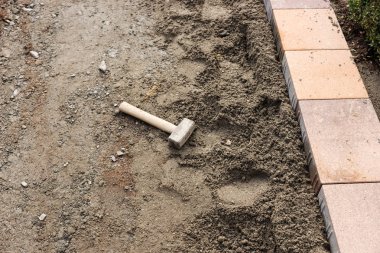 İnşaat çalışmaları başladı. İnşaat alanında yeni kaldırım taşları ve çekiç