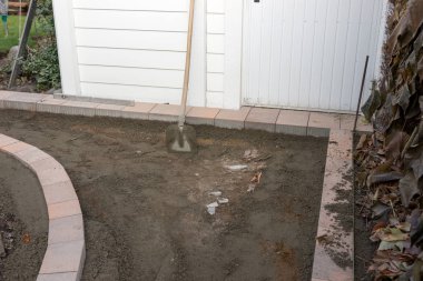 İnşaat işi. İnşaat alanında yeni kaldırım taşı ve kürek