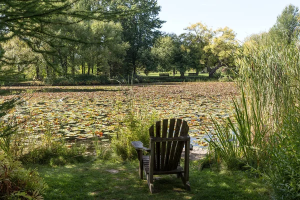 モントリオールの公園の湖で空の椅子 カナダ — ストック写真