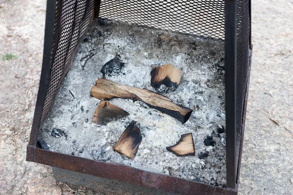 Spálený Kovový Požární Koš Popelem Zbytky Spáleného Dřeva — Stock fotografie