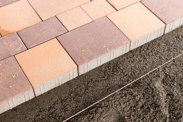 Nuove Pietre Colorate Pavimentazione Lungo Cavo Direzionale Una Superficie Piana — Foto Stock