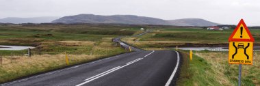İzlanda 'nın bir numaralı uzun yolu. Panoramik resim