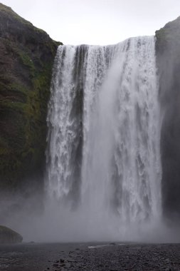 Şelale Skogafoss İzlanda doğa manzarasında. Avrupa
