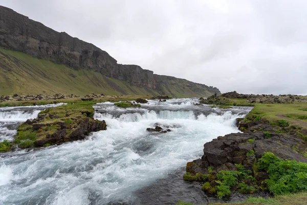 Gebirgsbach Kaltes Wasser Das Über Felsen Und Steine Fließt Island — Stockfoto