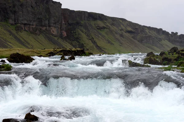 Górski Strumień Zimnej Wody Płynącej Nad Skałami Kamieniami Islandia — Zdjęcie stockowe