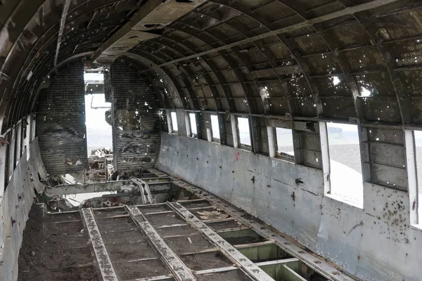 İzlanda 'daki eski uçak enkazının önünde. Avrupa