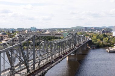 Ottawa 'daki Ottawa Nehri üzerindeki Alexandra köprüsü. Ontario. Kanada