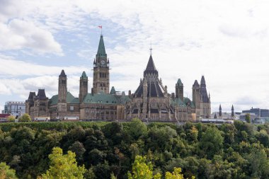 Ottawa 'daki parlamento binalarının manzarası. Ontario. Kanada