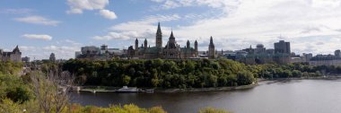 Ottawa 'daki parlamento binalarının manzarası. Ontario. Kanada mı? Panoramik resim
