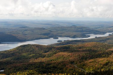 Mont Tremblant 'ın tepesinden Tremblant Gölü ve sonbahar ormanı manzarası. Kanada