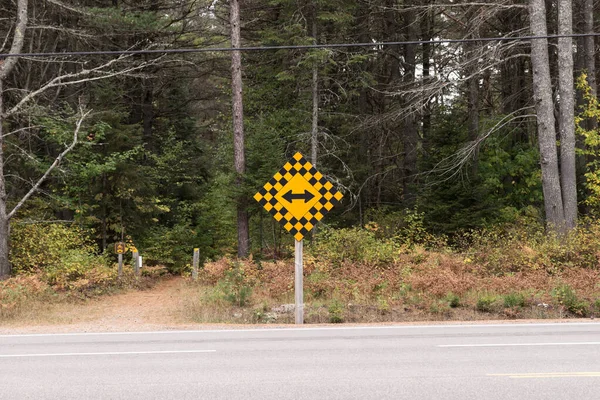 Жовтий Знак Подвійної Стрілки Кінці Дороги Лісом Канада — стокове фото