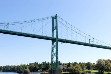 St. Lawrence Nehri 'nin karşısındaki Bin Ada Köprüsü. Bu köprü Usa 'daki New York eyaleti ile Kanada' daki Ontario 'yu birbirine bağlar.