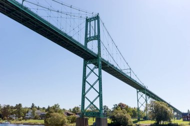 St. Lawrence Nehri 'nin karşısındaki Bin Ada Köprüsü. Bu köprü Usa 'daki New York eyaleti ile Kanada' daki Ontario 'yu birbirine bağlar.