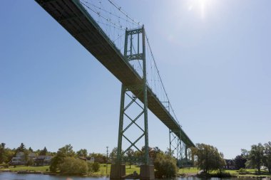 St. Lawrence Nehri 'nin karşısındaki Bin Ada Köprüsü. Bu köprü Usa 'daki New York eyaleti ile Kanada' daki Ontario 'yu birbirine bağlar.