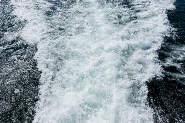 海洋的水面 从船尾看船舶在水面上的痕迹 — 图库照片