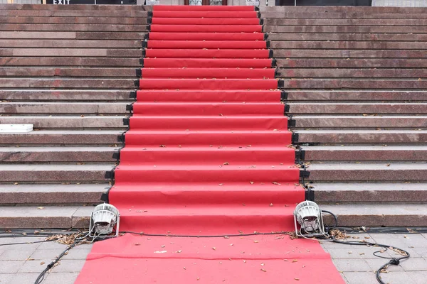 Alfombra Roja Sobre Escaleras Hormigón Gris Perspectiva Ascendente —  Fotos de Stock