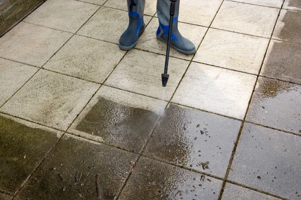 Limpieza Exterior Del Suelo Con Chorro Agua Alta Presión Hombre — Foto de Stock