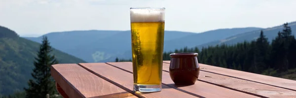Glass Beer Table Outdoor Restaurant Mountains Background — Stock Photo, Image