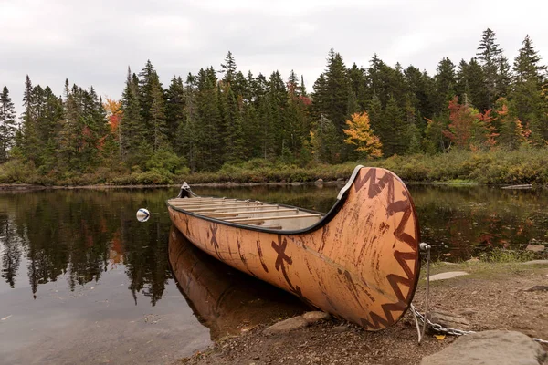 Canadian Rabaska Canoe Wapizagonke Lake Mauricie National Park Quebec Canada — ストック写真