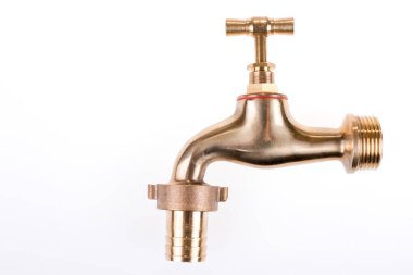 Bahçe için klasik pirinç musluk. Beyazda izole edilmiş