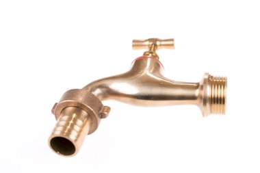 Bahçe için klasik pirinç musluk. Beyazda izole edilmiş