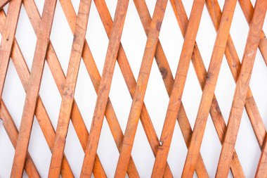 Ahşap kafesin dokusu beyaz arka planda izole edilmiş. Doğal ahşap köşegen kafes. Üst görünüm