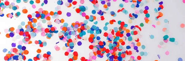 Panoramisch Beeld Kleurrijke Confetti Witte Achtergrond Fijne Viering — Stockfoto