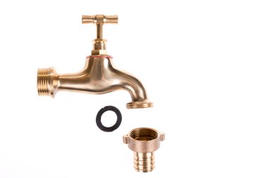 Klasik pirinç musluk beyaz arkaplanda izole edildi