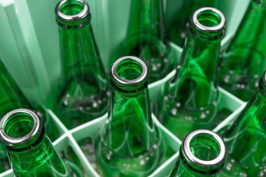 Plastik kutuda boş yeşil cam bira şişeleri