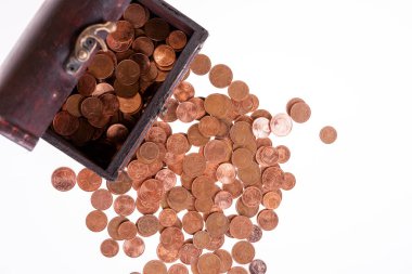 Beyaz arka planda avro sent dolu antika hazine sandığı.