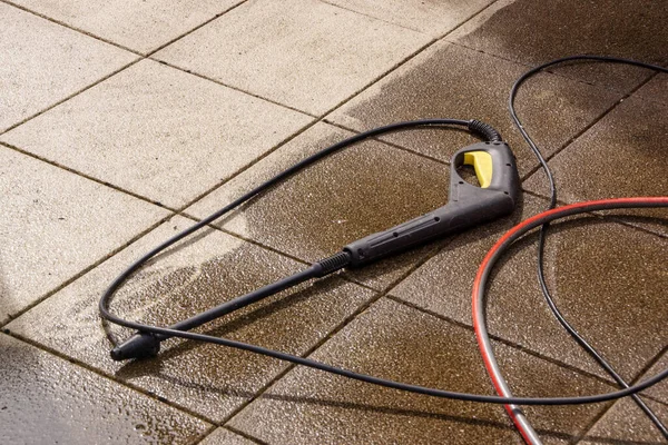 Terası temizlemek için yüksek basınçlı su jeti.