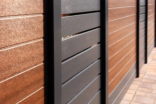 Yeni varisli ve şık yüksek plastik çitler. Vinil ürünler. Evin korunması.