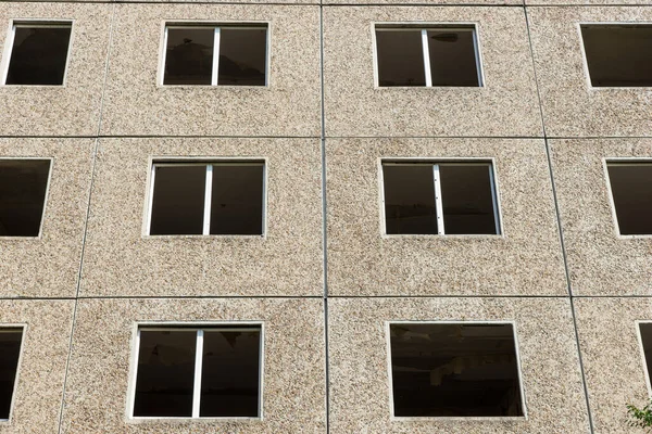 Alte Plattenfassade Mit Kaputten Fenstern Ostdeutschland — Stockfoto
