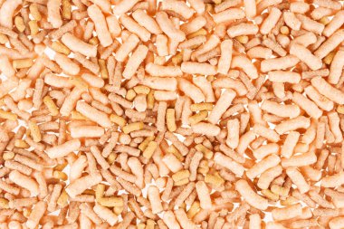 Akvaryum ve gölet balığı için çubuklarda balık yemi. Balık besleme arkaplanı