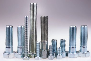 Cıvatalar siluet gibi duruyor. Metal şehir, cıvatalarla yapılmış şehir
