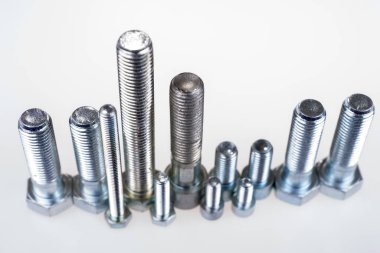 Cıvatalar siluet gibi duruyor. Metal şehir, cıvatalarla yapılmış şehir