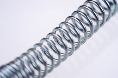 Kapalı gümüş metal yay beyaz arkaplanda izole